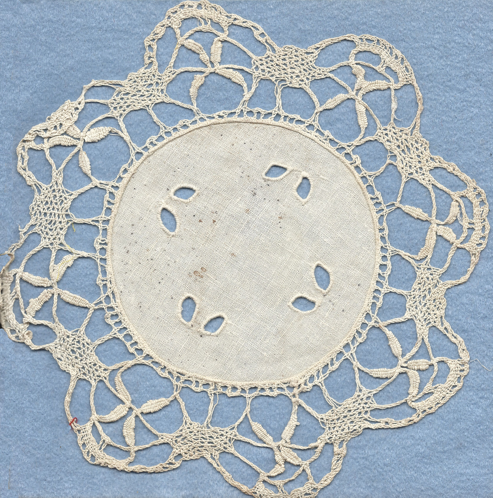 Cluny lace mat