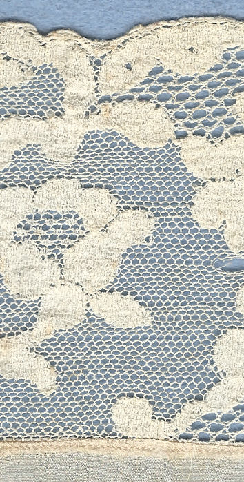Flowery machine lace