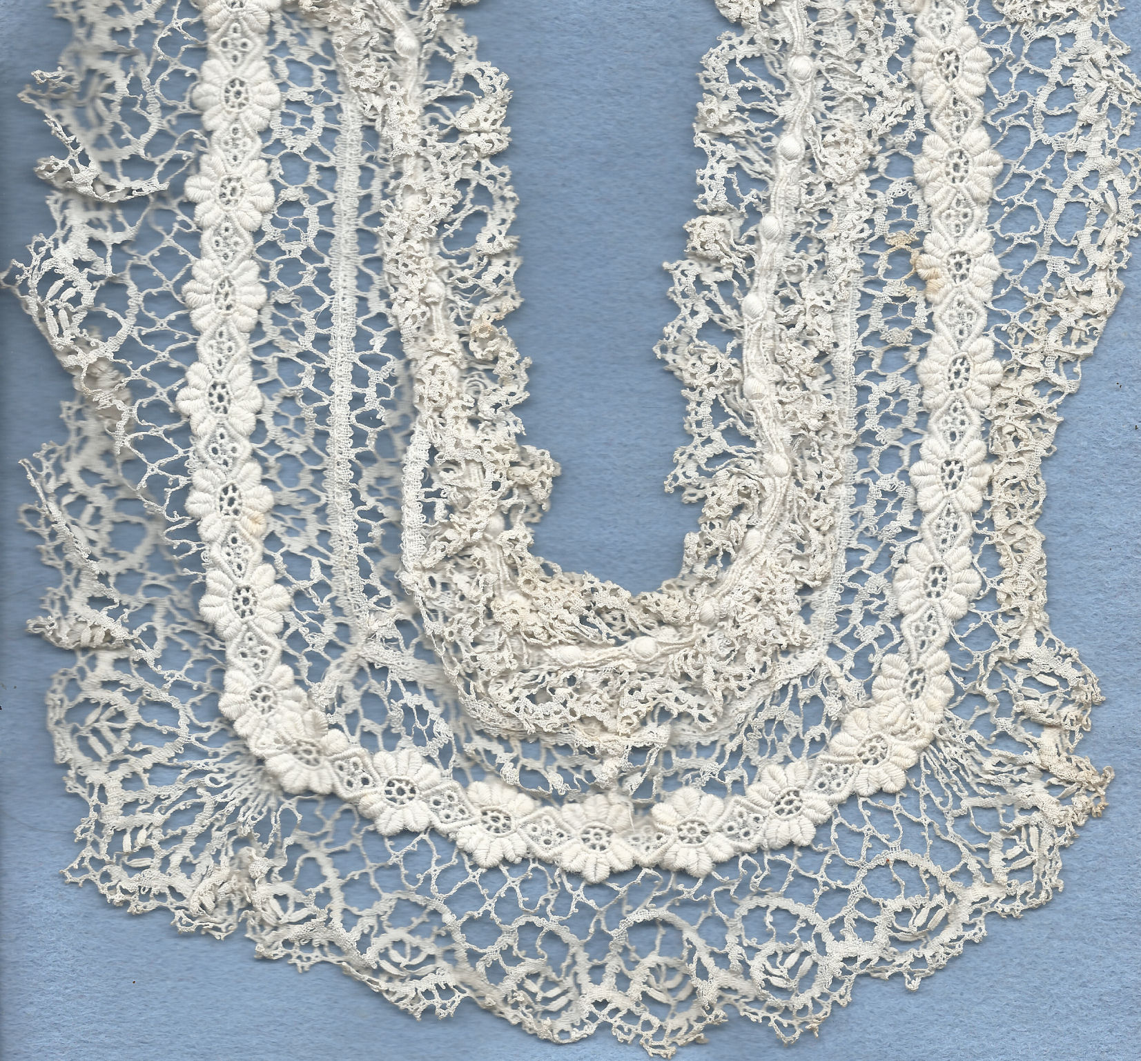 Collar made with different types of lace
