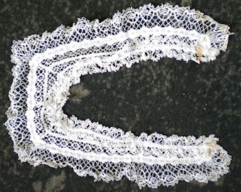 Collar made with different types of lace
