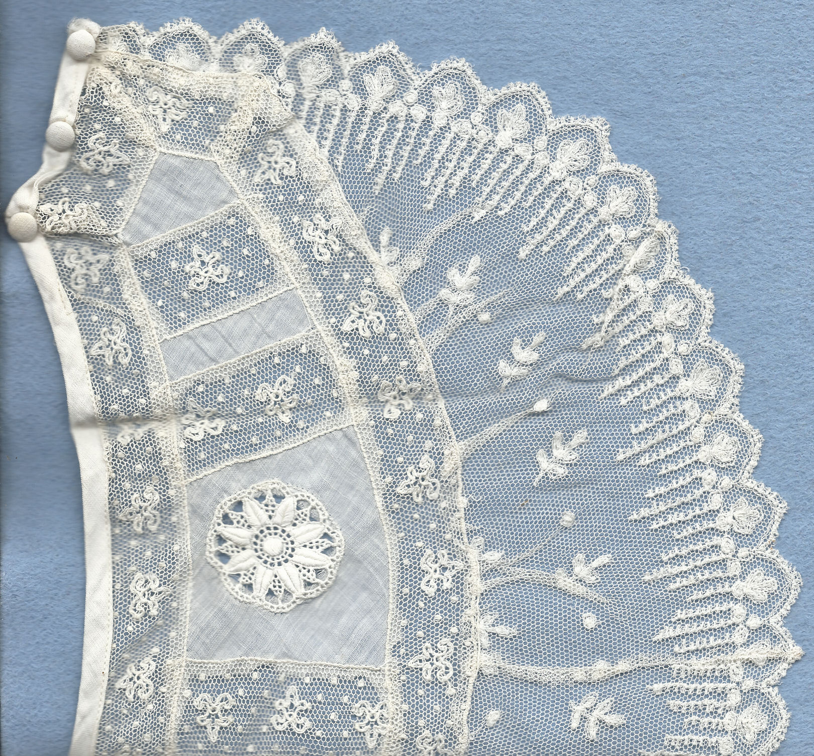 Collar made with different pieces of lace