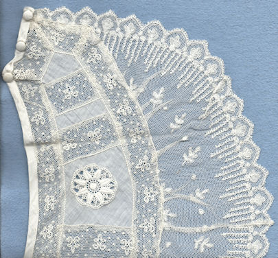 Collar made with different pieces of lace