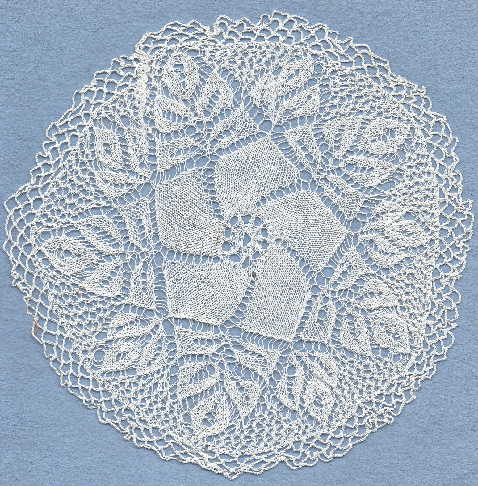 Knitted lace mat
