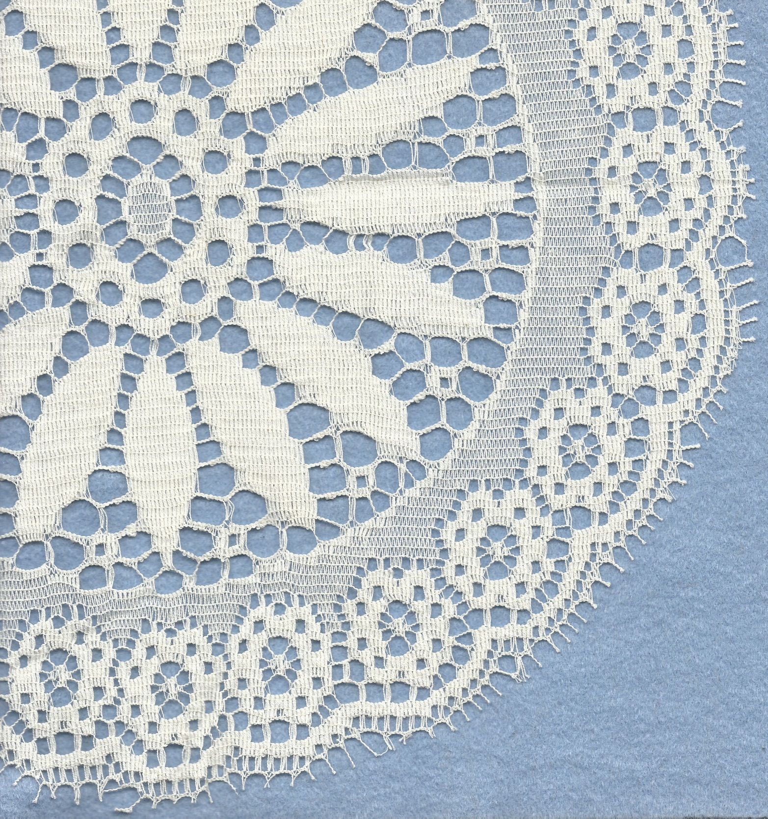Machine lace mat