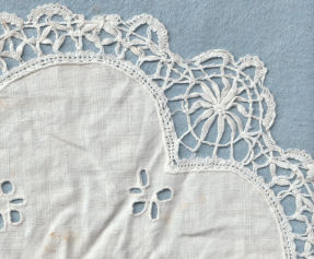 Cluny lace mat