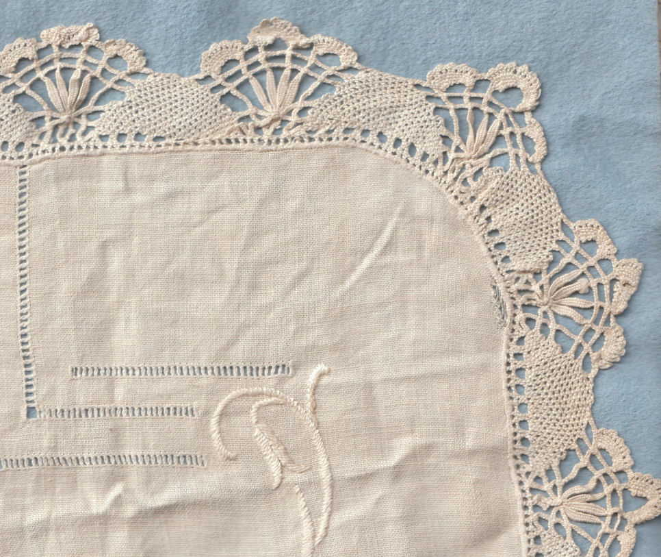 Cluny lace mat