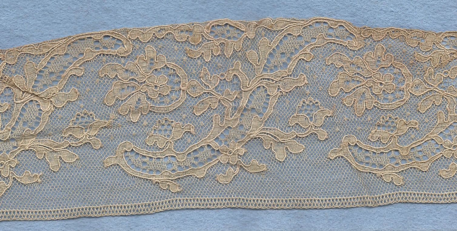 Flowery machine lace with gimp on one side