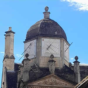 Sun dials on Gate of Honour